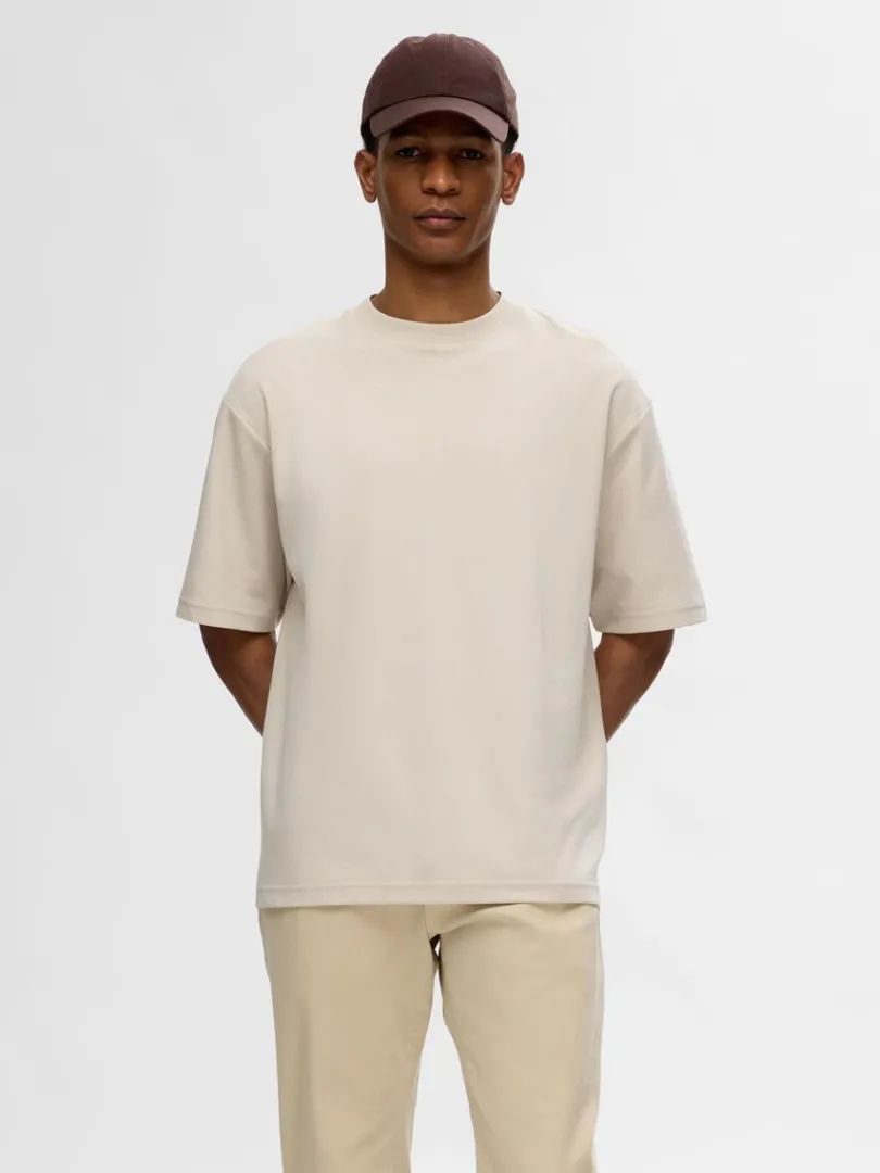 oversized_kortrmet_tshirt_0-6.webp T-shirts>SELECTED OVERSIZED KORTÆRMET T-SHIRT Beige