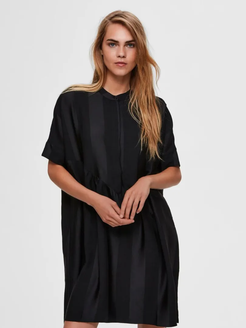 oversized_satin_kort_kjol_0.webp Kjoler>SELECTED OVERSIZED SATIN KORT KJOLE Black