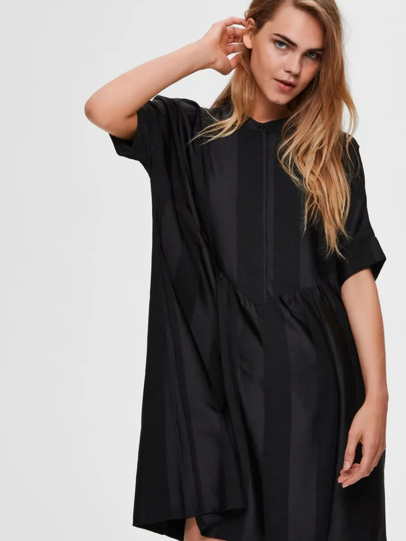 oversized_satin_kort_kjol_2.webp Kjoler>SELECTED OVERSIZED SATIN KORT KJOLE Black