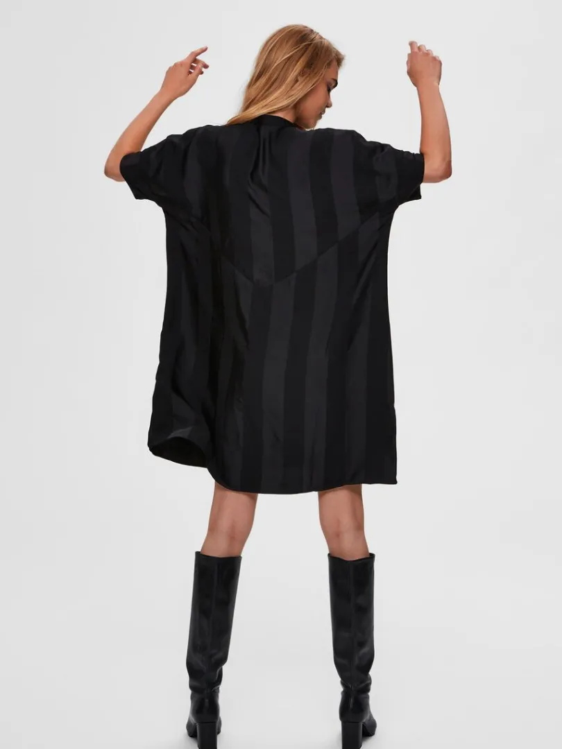 oversized_satin_kort_kjol_4.webp Kjoler>SELECTED OVERSIZED SATIN KORT KJOLE Black