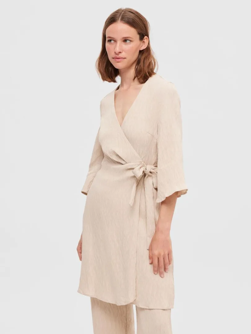 plisseret_sl_om_kjole_0.webp Kjoler>SELECTED PLISSERET SLÅ OM KJOLE Beige