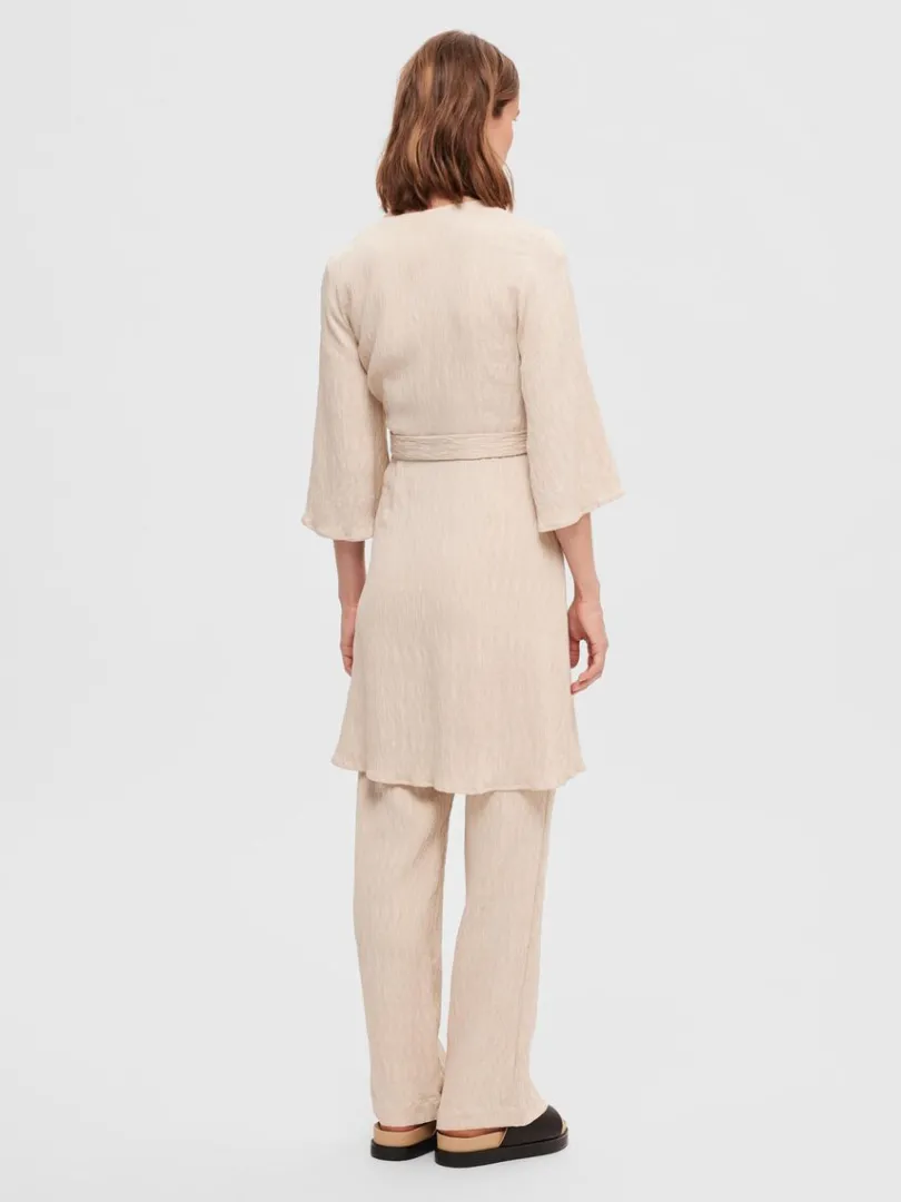 plisseret_sl_om_kjole_4.webp Kjoler>SELECTED PLISSERET SLÅ OM KJOLE Beige