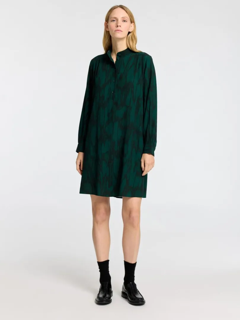 printet_kort_kjole_1.webp Kjoler>SELECTED PRINTET KORT KJOLE Green
