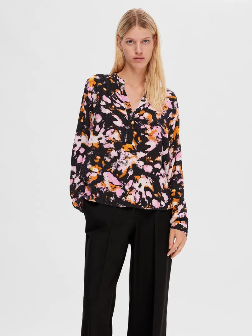 printet_langrmet_bluse_0.webp Toppe Og Bluser>SELECTED PRINTET LANGÆRMET BLUSE Coloured