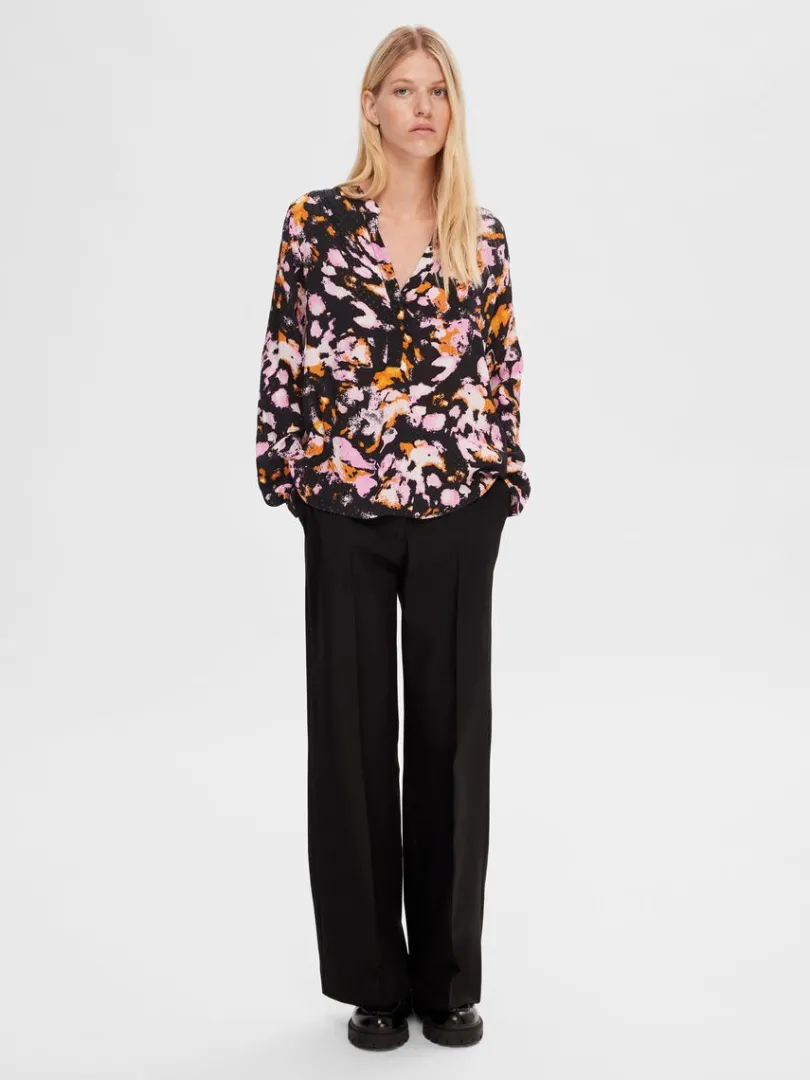 printet_langrmet_bluse_1.webp Toppe Og Bluser>SELECTED PRINTET LANGÆRMET BLUSE Coloured