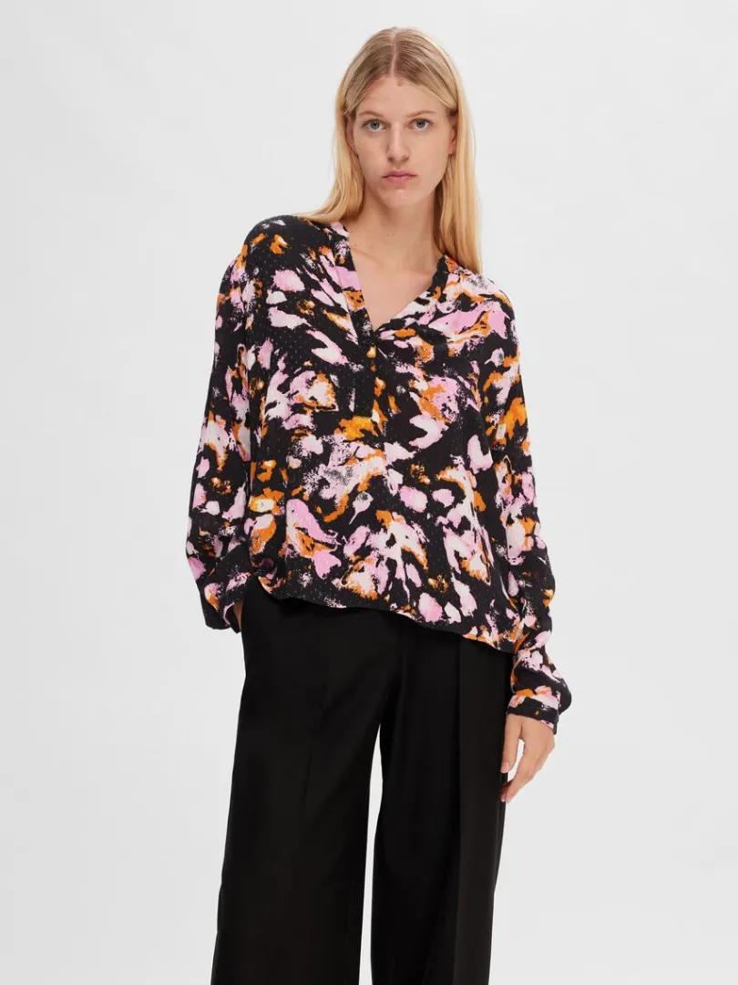 printet_langrmet_bluse_2.webp Toppe Og Bluser>SELECTED PRINTET LANGÆRMET BLUSE Coloured