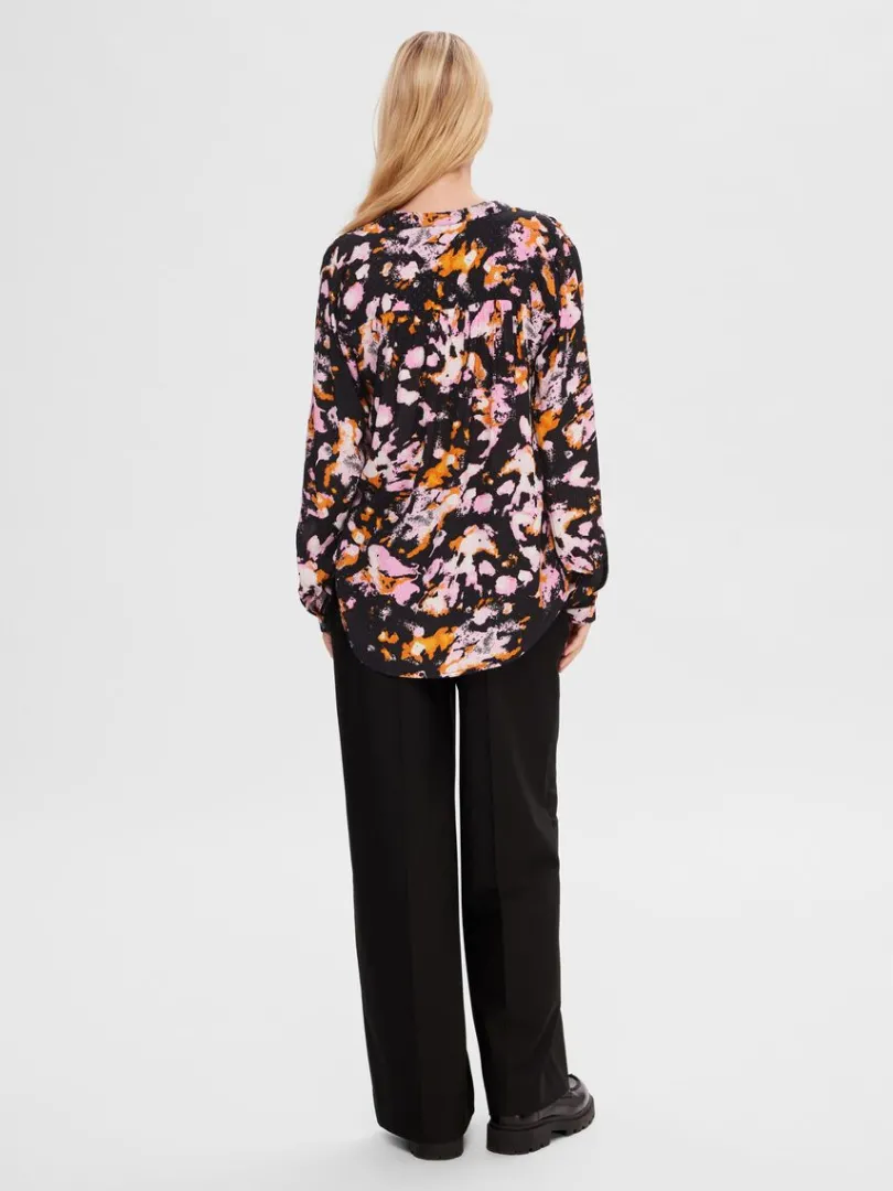 printet_langrmet_bluse_4.webp Toppe Og Bluser>SELECTED PRINTET LANGÆRMET BLUSE Coloured
