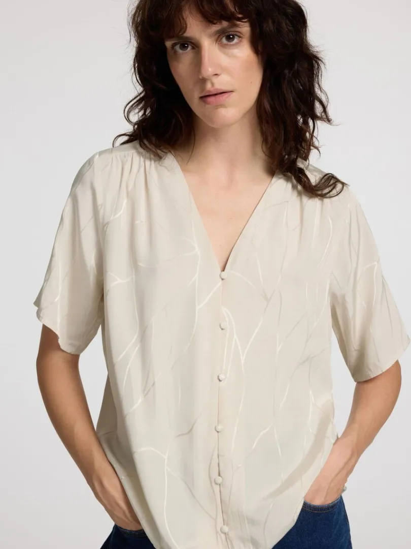 printet_top_med_vhals_3.webp Toppe Og Bluser>SELECTED PRINTET TOP MED V-HALS Beige
