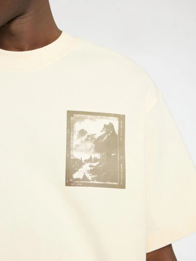 printet_tshirt_med_rund_h_2-1.webp T-shirts>SELECTED PRINTET T-SHIRT MED RUND HALS White
