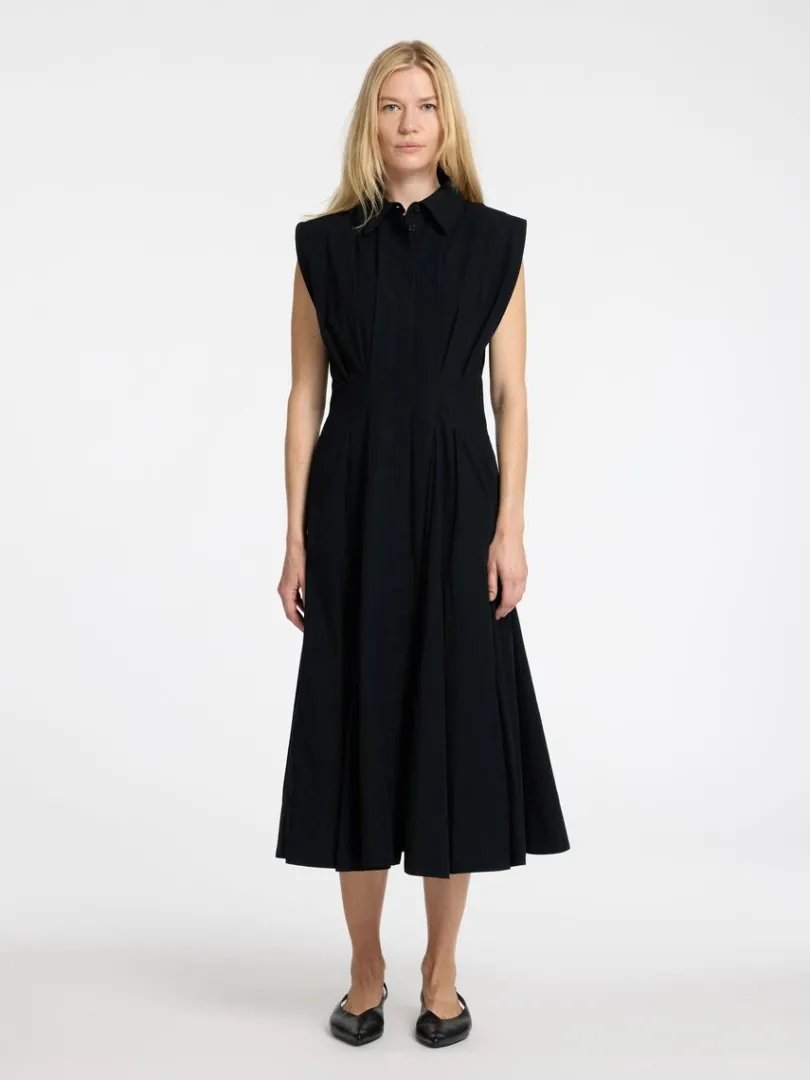 rmels_midikjole_1.webp Kjoler>SELECTED ÆRMELØS MIDIKJOLE Black