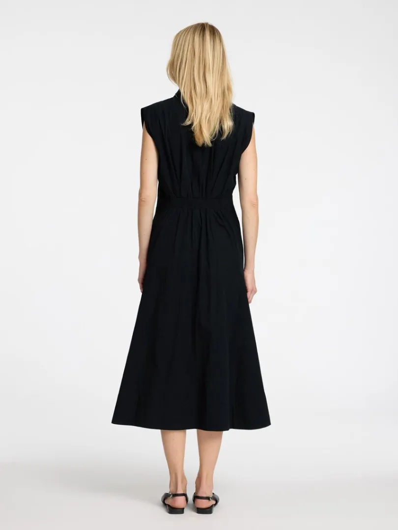 rmels_midikjole_4.webp Kjoler>SELECTED ÆRMELØS MIDIKJOLE Black