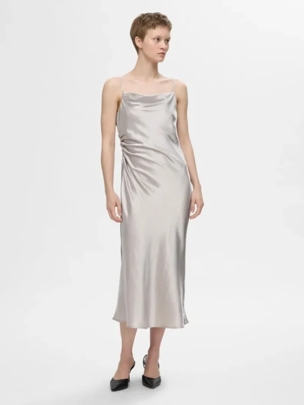 Kjoler>SELECTED ÆRMELØS SATIN MIDIKJOLE Silver