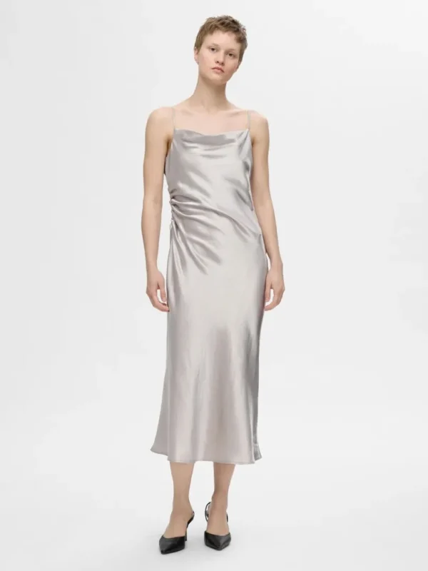 Kjoler>SELECTED ÆRMELØS SATIN MIDIKJOLE Silver