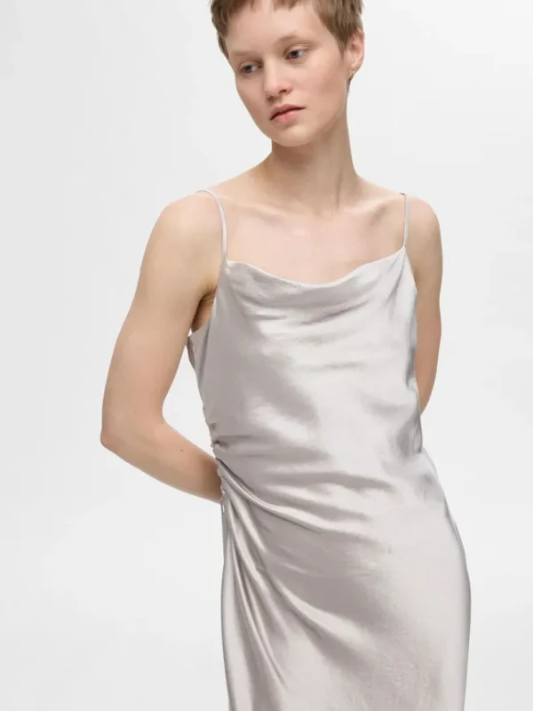 Kjoler>SELECTED ÆRMELØS SATIN MIDIKJOLE Silver