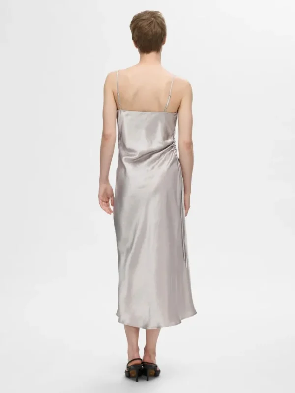 Kjoler>SELECTED ÆRMELØS SATIN MIDIKJOLE Silver