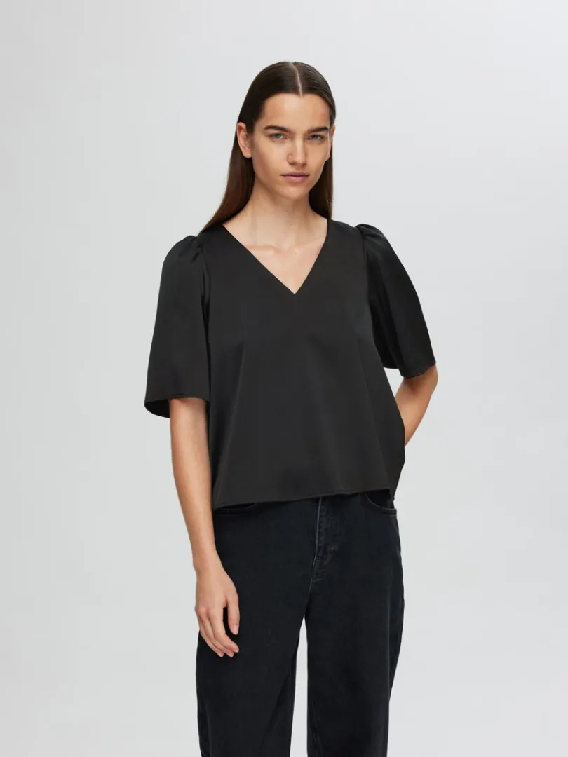 satin_bluse_med_rmer_2.webp Toppe Og Bluser>SELECTED SATIN BLUSE MED 2/4-ÆRMER Black
