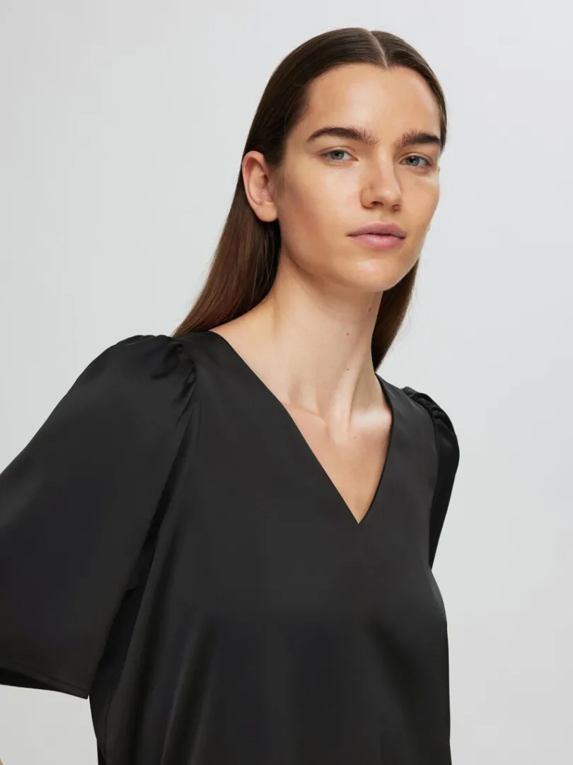 satin_bluse_med_rmer_3.webp Toppe Og Bluser>SELECTED SATIN BLUSE MED 2/4-ÆRMER Black
