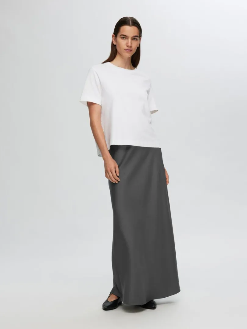 satin_maxinederdel_3.webp Nederdele>SELECTED SATIN MAXINEDERDEL Grey