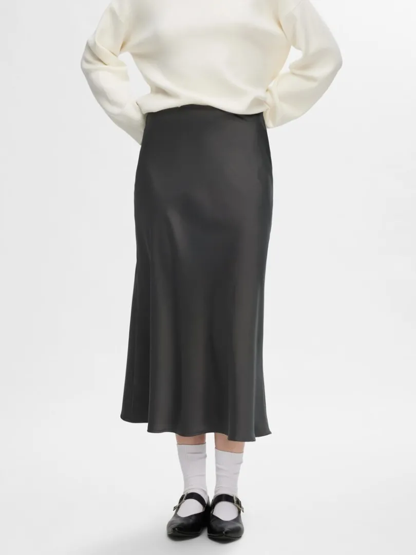 satin_midinederdel_1-3.webp Nederdele>SELECTED SATIN MIDINEDERDEL Grey