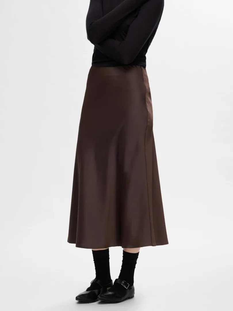 satin_midinederdel_1-4.webp Nederdele>SELECTED SATIN MIDINEDERDEL Brown