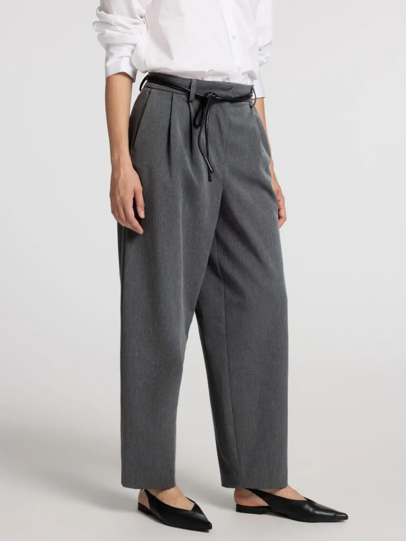 skrddersyede_bukser_med_b_0-1.webp Bukser>SELECTED SKRÆDDERSYEDE BUKSER MED BARREL-FIT Grey