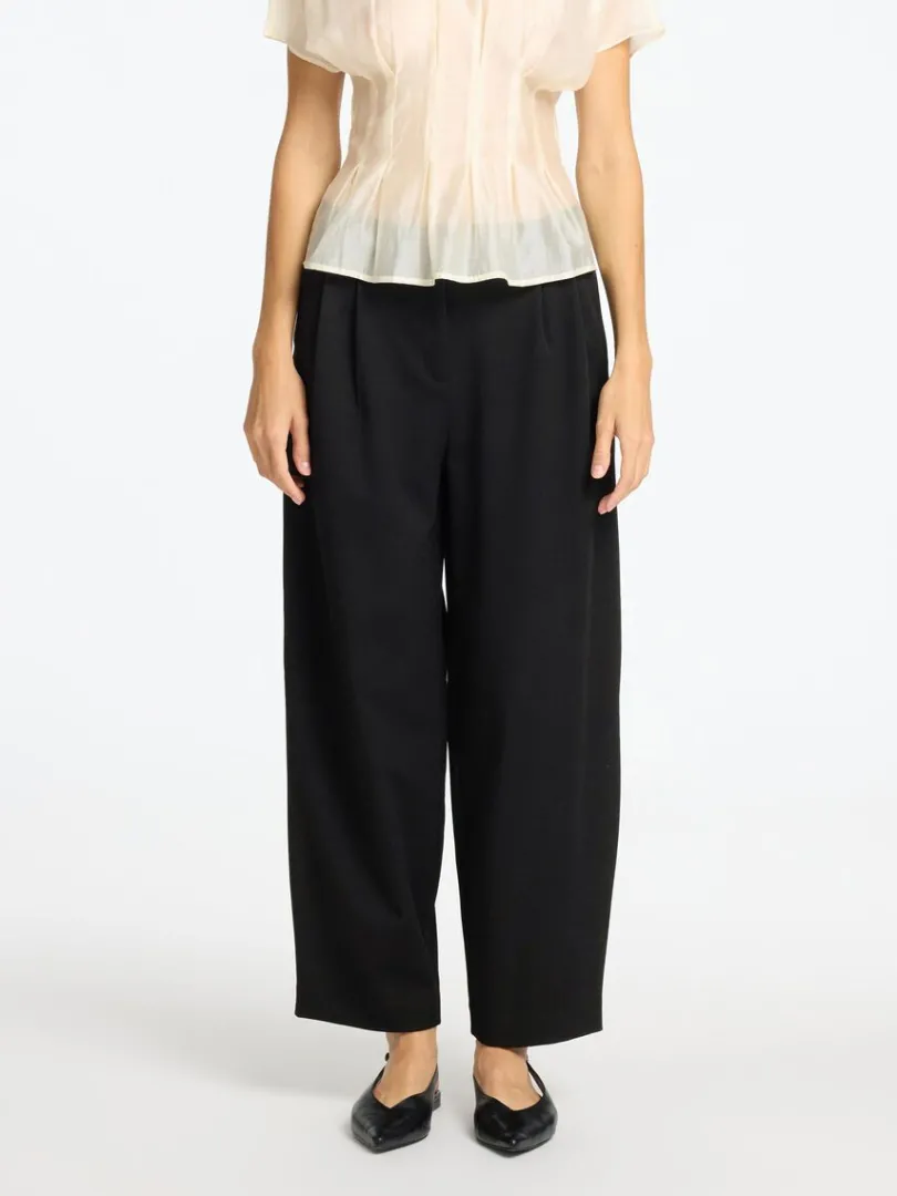 skrddersyede_bukser_med_b_0.webp Bukser>SELECTED SKRÆDDERSYEDE BUKSER MED BARREL-FIT Black