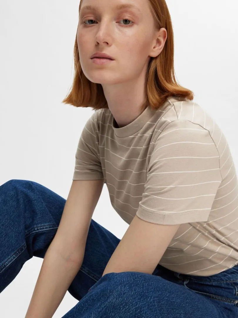 stribet_bomuld_tshirt_3-4.webp T-shirts>SELECTED STRIBET BOMULD T-SHIRT Beige