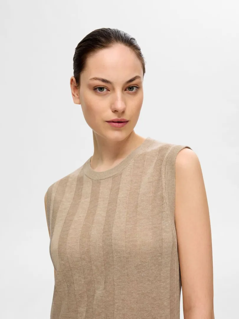 strikket_maxikjole_3-4.webp Kjoler | Strik>SELECTED STRIKKET MAXIKJOLE Beige