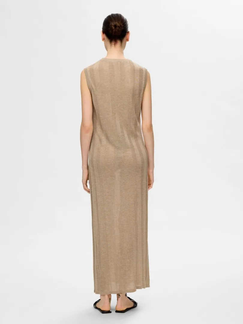 strikket_maxikjole_4-4.webp Kjoler | Strik>SELECTED STRIKKET MAXIKJOLE Beige