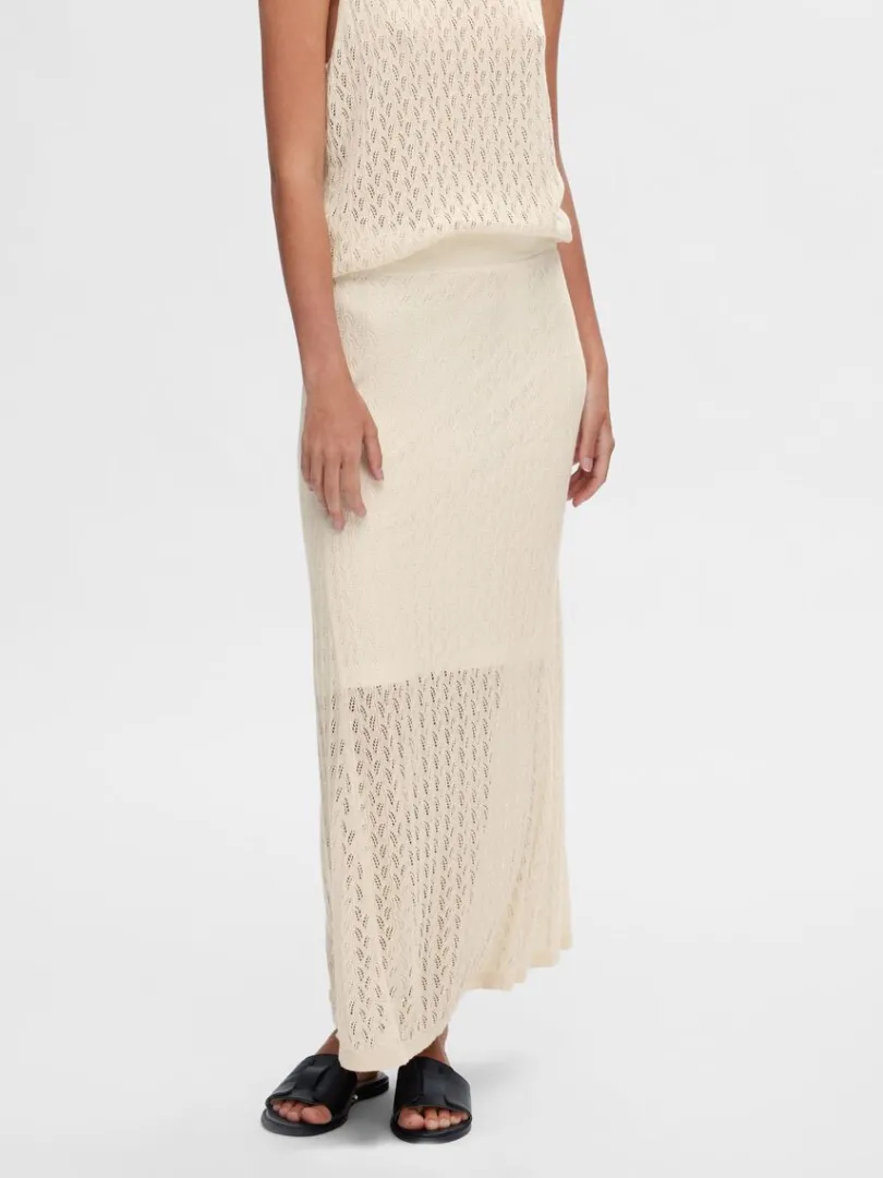 strikket_maxinederdel_1.webp Nederdele>SELECTED STRIKKET MAXINEDERDEL Beige