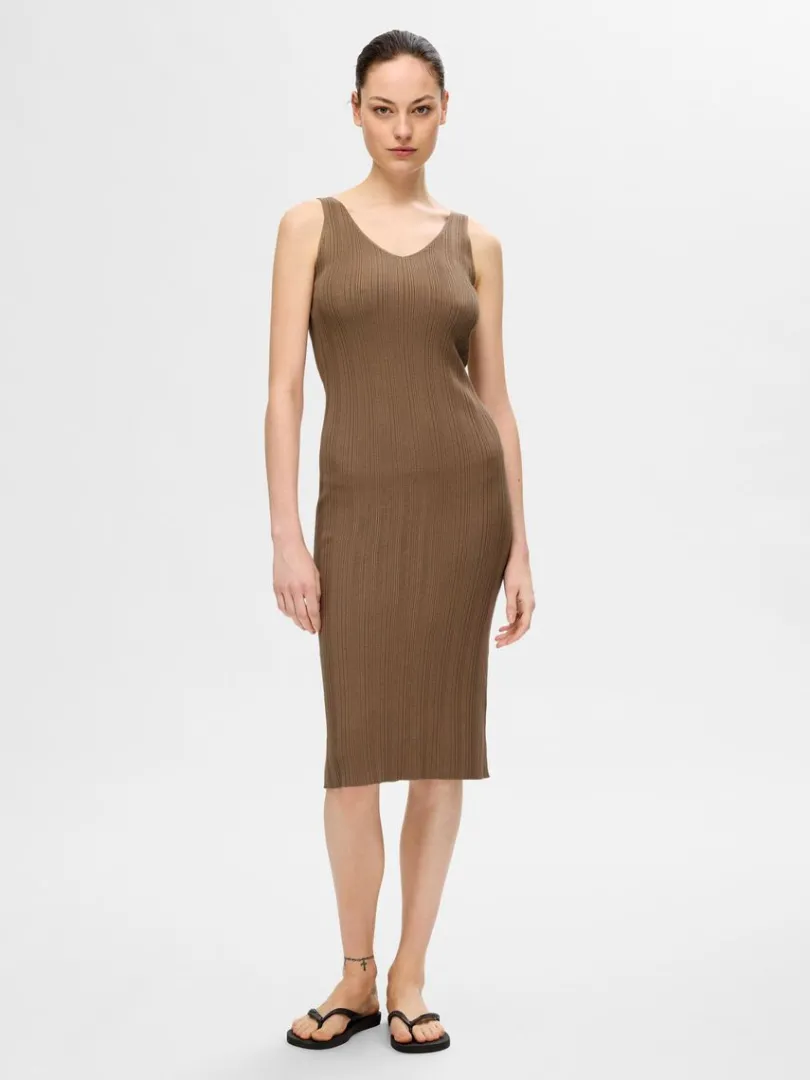 strikket_midikjole_0-1.webp Kjoler | Strik>SELECTED STRIKKET MIDIKJOLE Brown