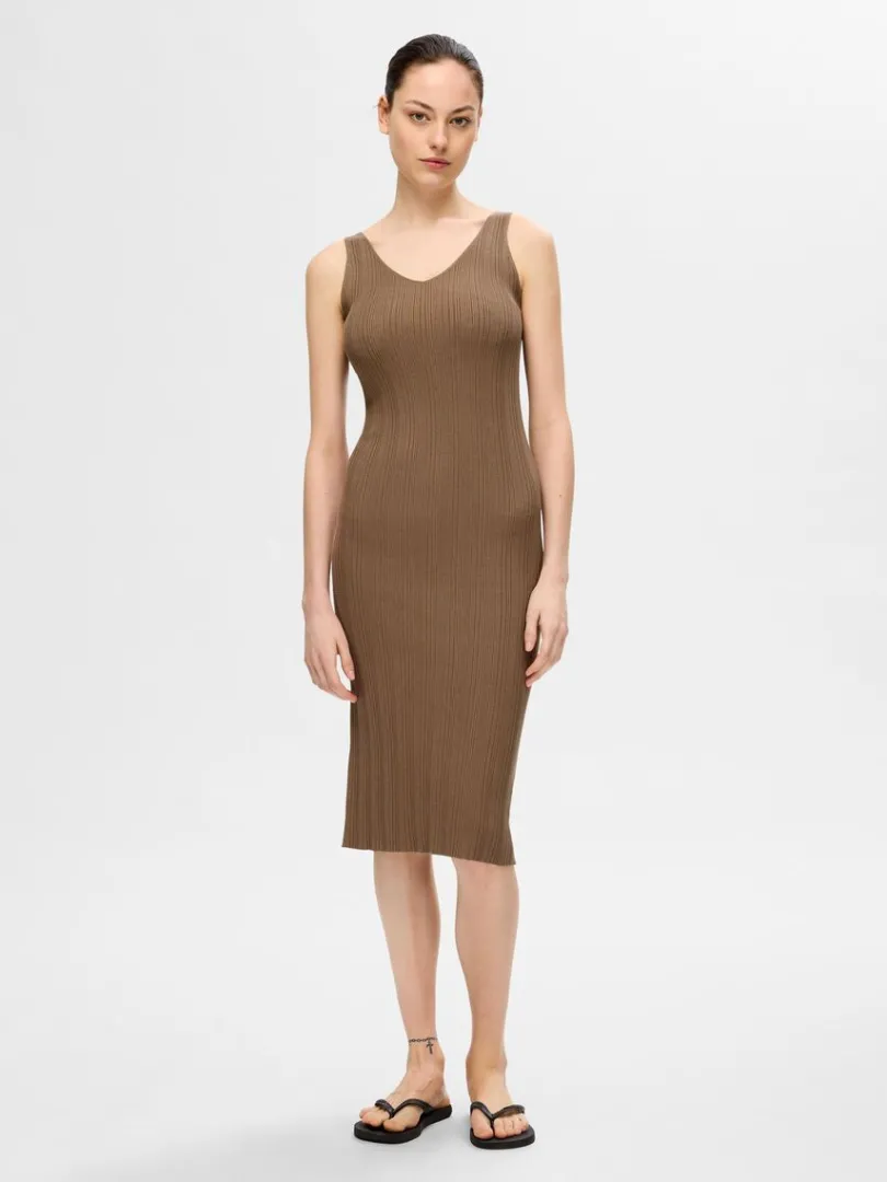 strikket_midikjole_1-1.webp Kjoler | Strik>SELECTED STRIKKET MIDIKJOLE Brown