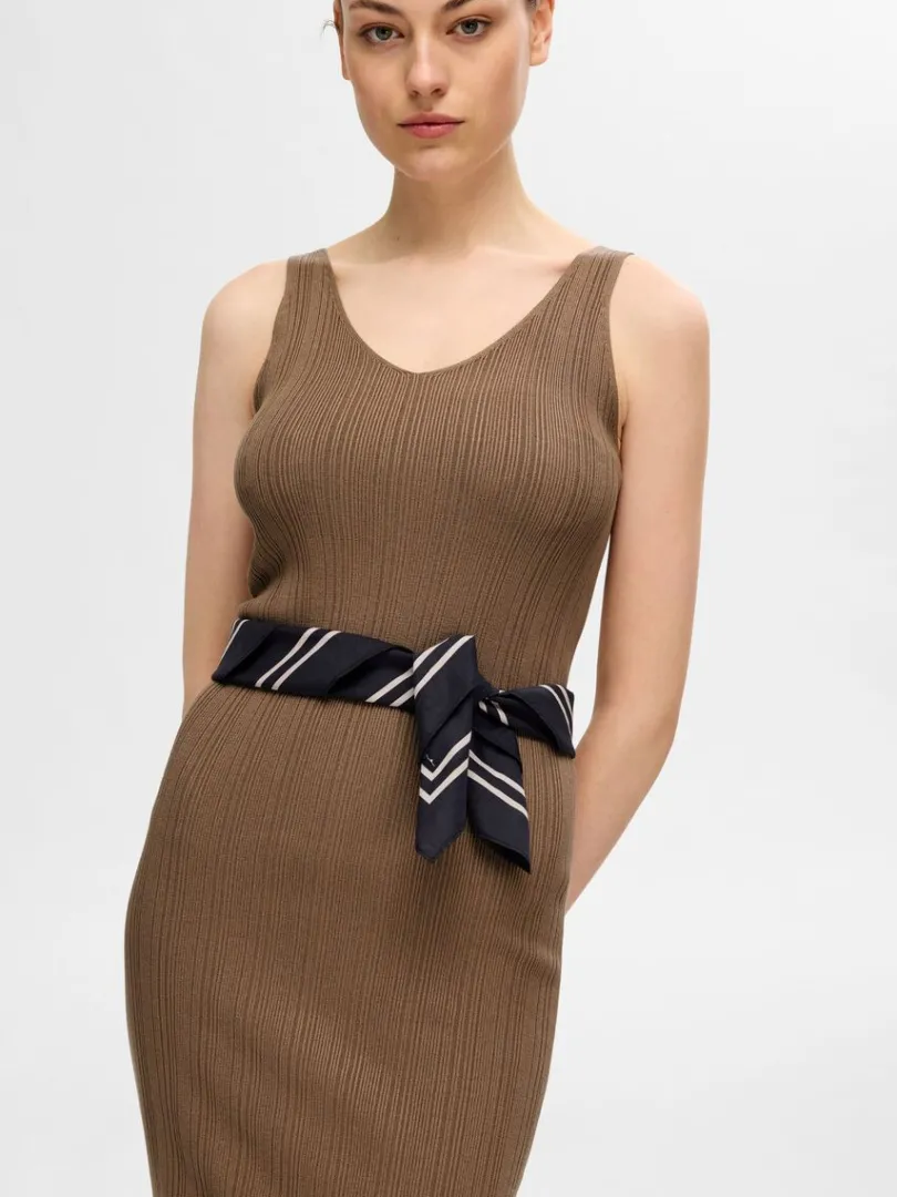 strikket_midikjole_2-1.webp Kjoler | Strik>SELECTED STRIKKET MIDIKJOLE Brown