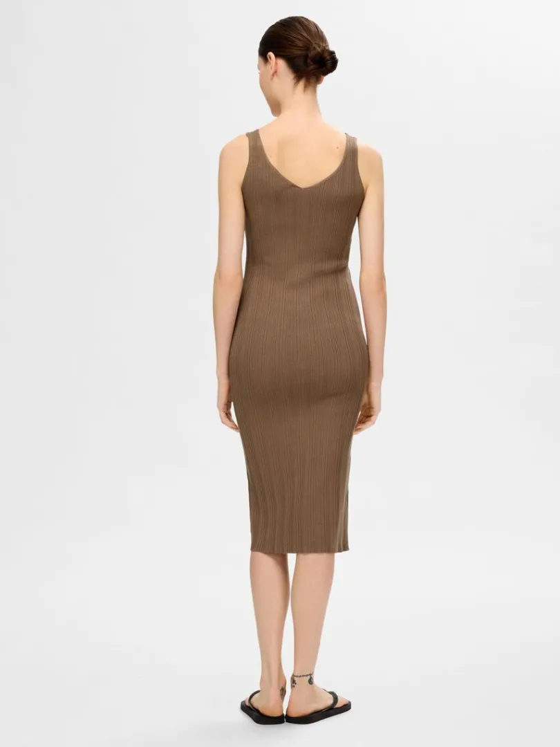strikket_midikjole_4-1.webp Kjoler | Strik>SELECTED STRIKKET MIDIKJOLE Brown