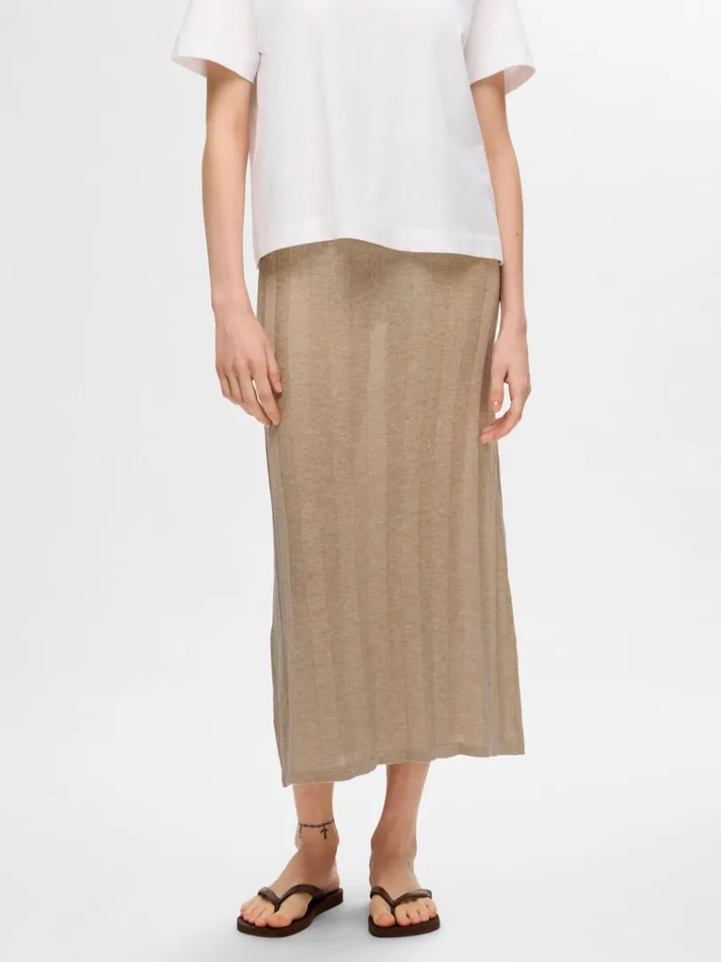 strikket_midinederdel_1-1.webp Nederdele>SELECTED STRIKKET MIDINEDERDEL Beige