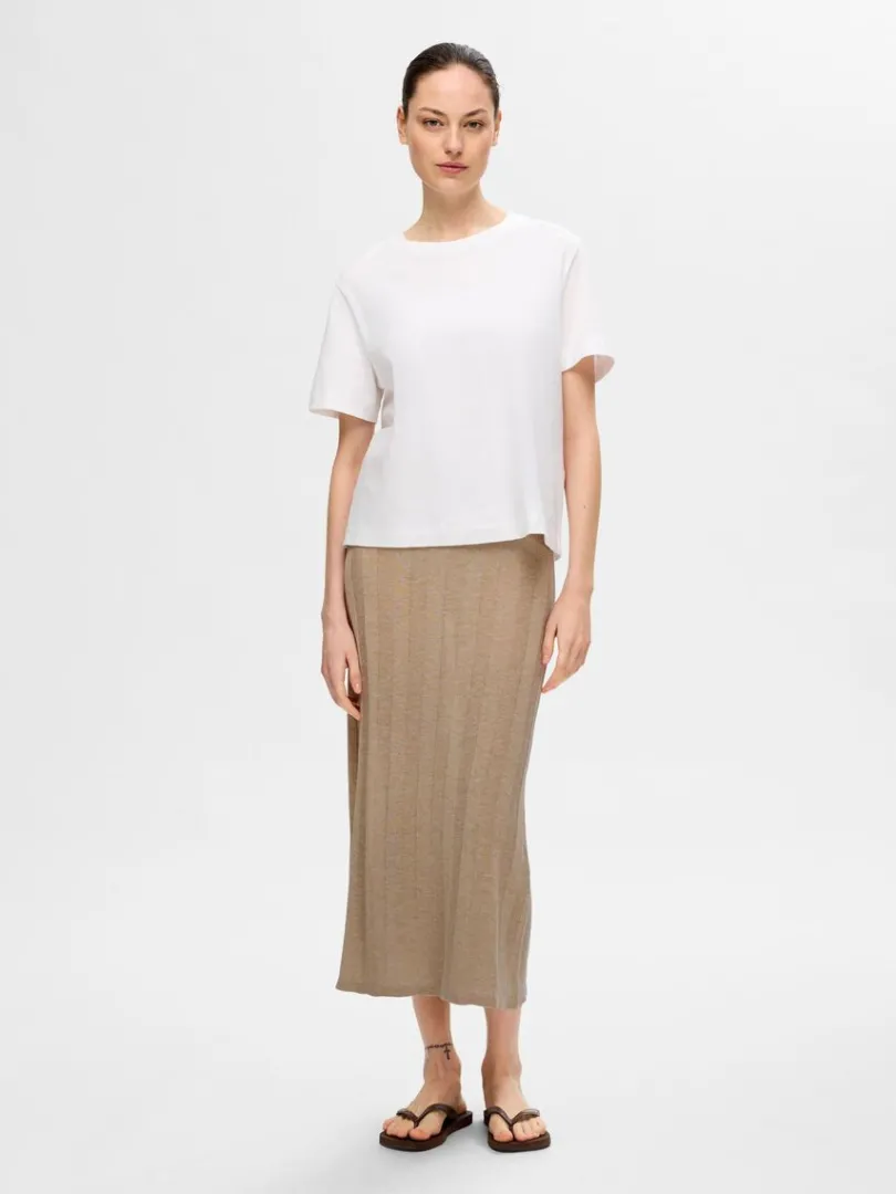 strikket_midinederdel_2-1.webp Nederdele>SELECTED STRIKKET MIDINEDERDEL Beige
