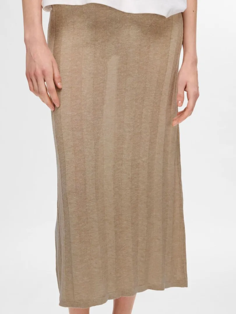 strikket_midinederdel_4-1.webp Nederdele>SELECTED STRIKKET MIDINEDERDEL Beige