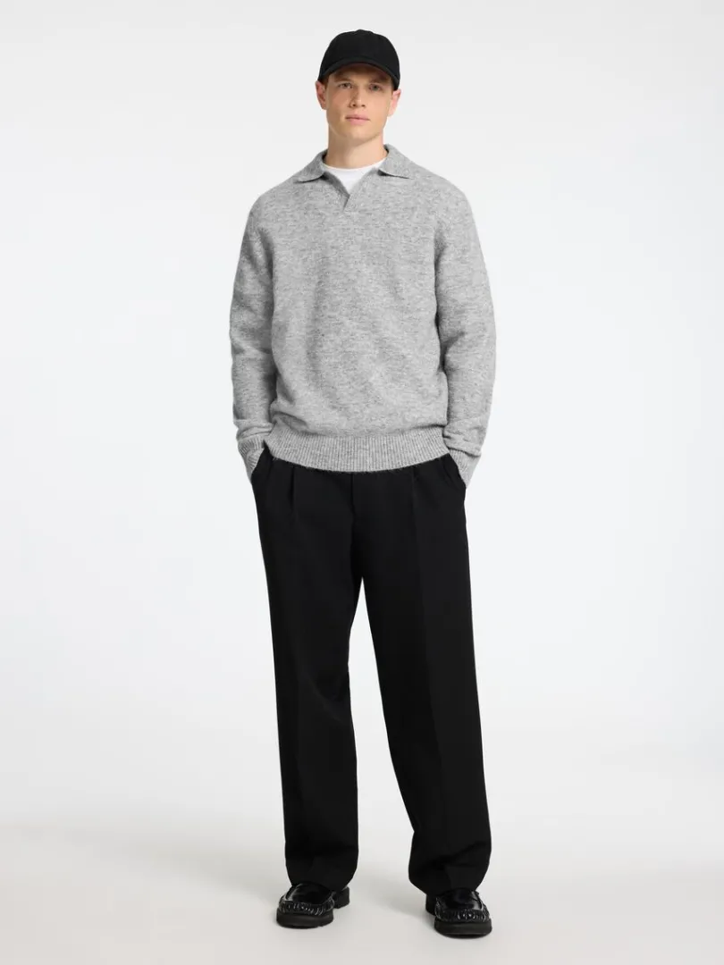 strikket_polo_1.webp Poloer>SELECTED STRIKKET POLO Grey