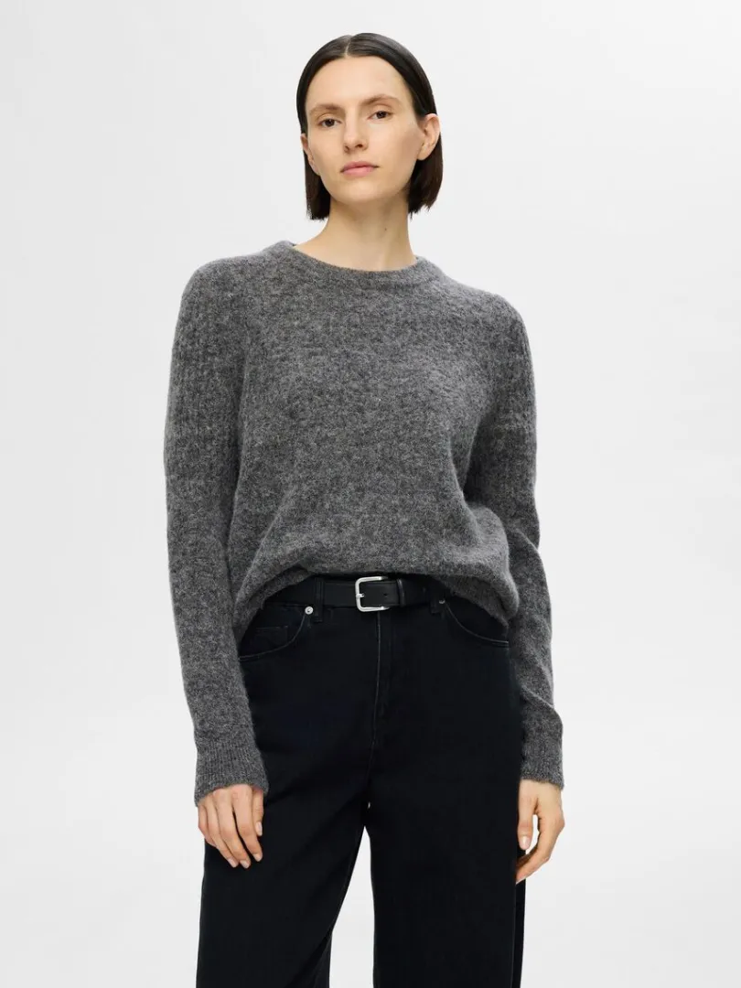 strikket_sweater_med_rund_0-2.webp Strik>SELECTED STRIKKET SWEATER MED RUND HALS Grey