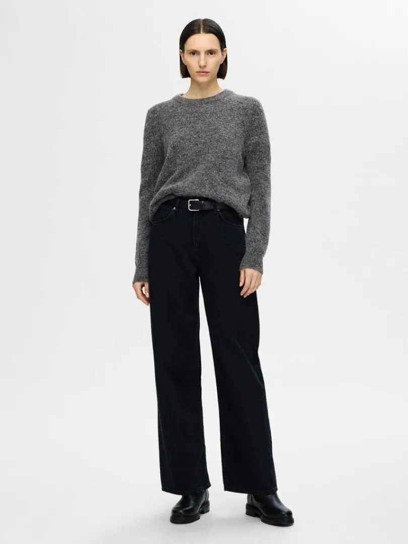 strikket_sweater_med_rund_1-2.webp Strik>SELECTED STRIKKET SWEATER MED RUND HALS Grey