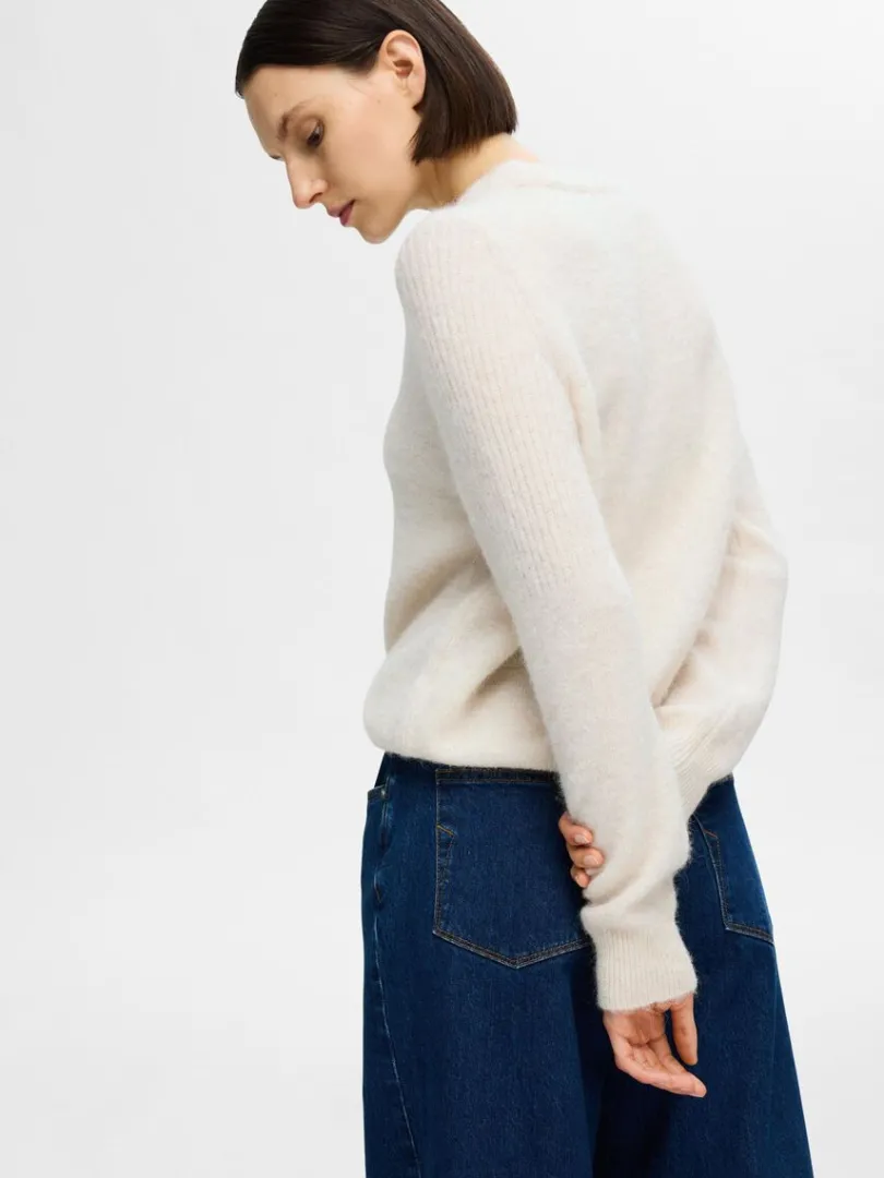 strikket_sweater_med_rund_2-1.webp Strik>SELECTED STRIKKET SWEATER MED RUND HALS Beige