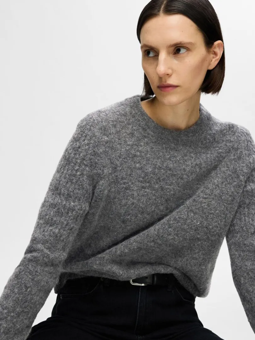 strikket_sweater_med_rund_2-2.webp Strik>SELECTED STRIKKET SWEATER MED RUND HALS Grey