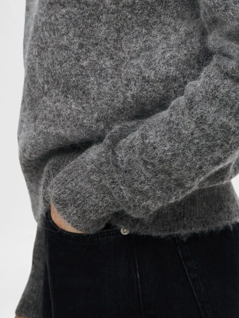 strikket_sweater_med_rund_3-2.webp Strik>SELECTED STRIKKET SWEATER MED RUND HALS Grey