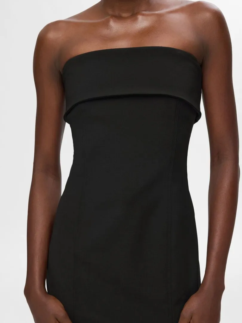 stropls_midikjole_3.webp Kjoler>SELECTED STROPLØS MIDIKJOLE Black