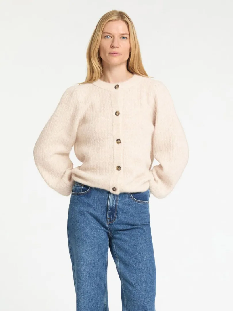 struktureret_strikket_car_0-3.webp Strik>SELECTED STRUKTURERET STRIKKET CARDIGAN Beige