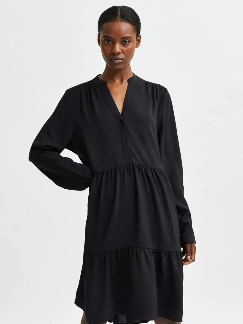 tiered_kort_kjole_0.webp Kjoler>SELECTED TIERED KORT KJOLE Black