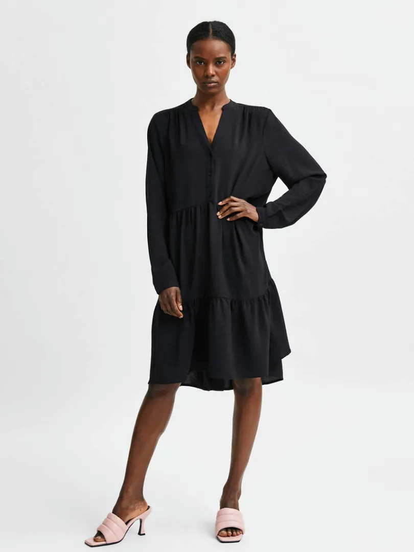 tiered_kort_kjole_1.webp Kjoler>SELECTED TIERED KORT KJOLE Black