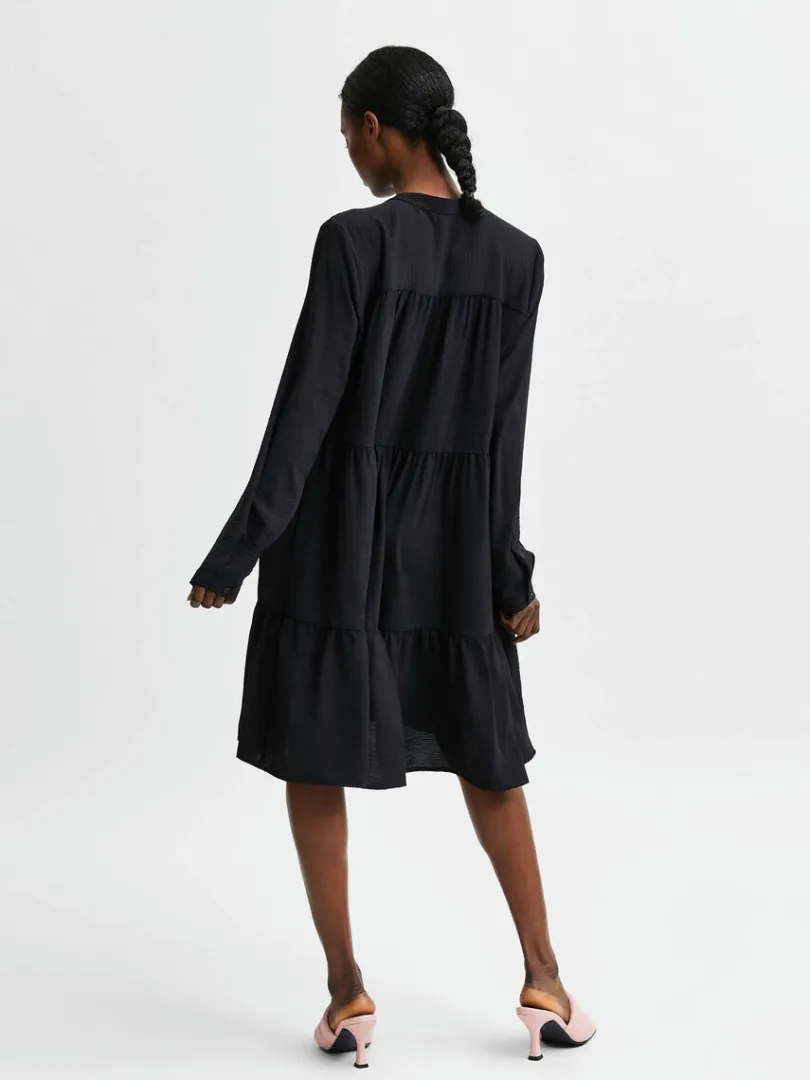 tiered_kort_kjole_4.webp Kjoler>SELECTED TIERED KORT KJOLE Black