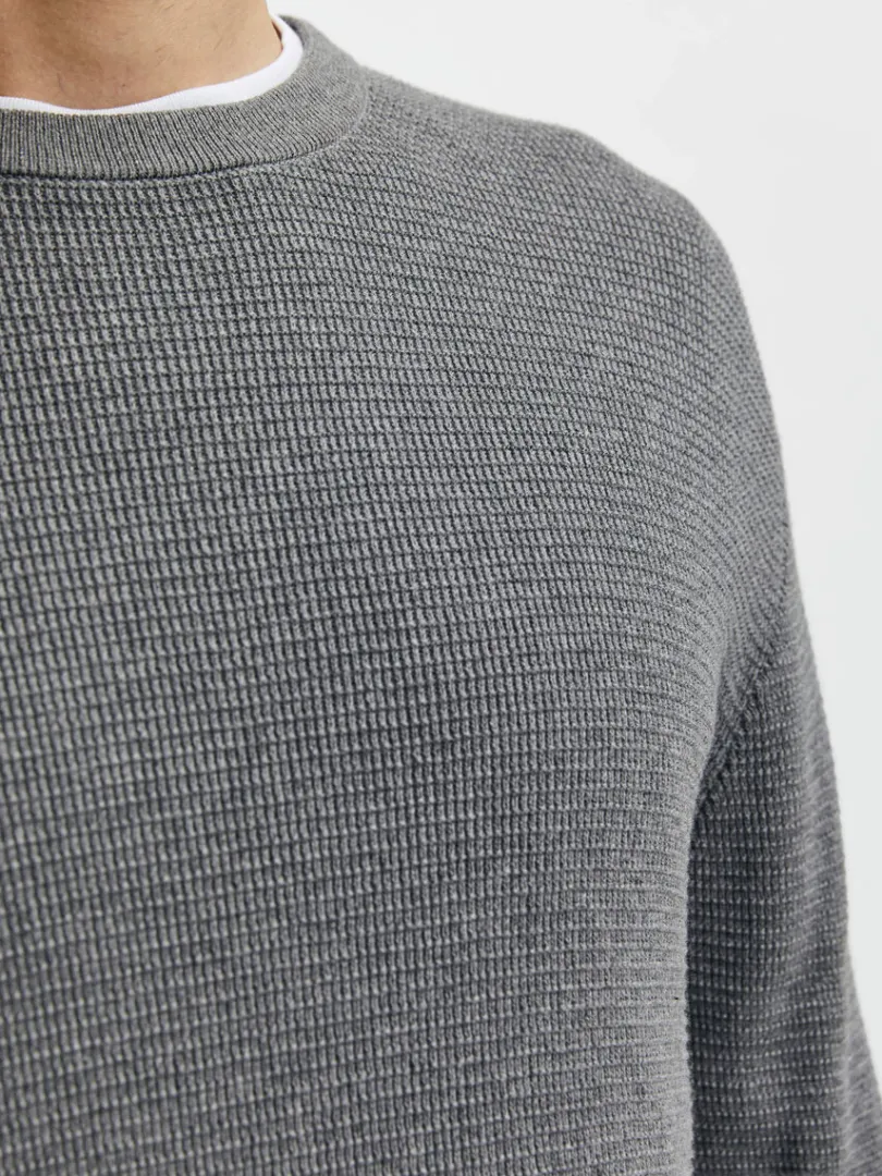 vaffelstrik_striktrje_3.webp Strik>SELECTED VAFFELSTRIK STRIKTRØJE Grey