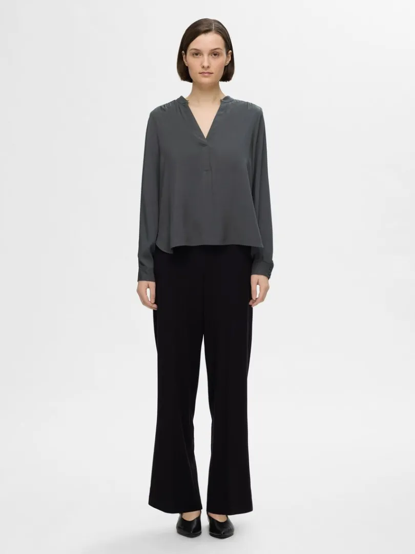 vudskring_bluse_1.webp Toppe Og Bluser>SELECTED V-UDSKÆRING BLUSE Grey